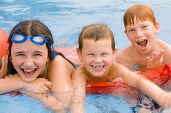 Fun in the pool at Kingaroy Cabins!